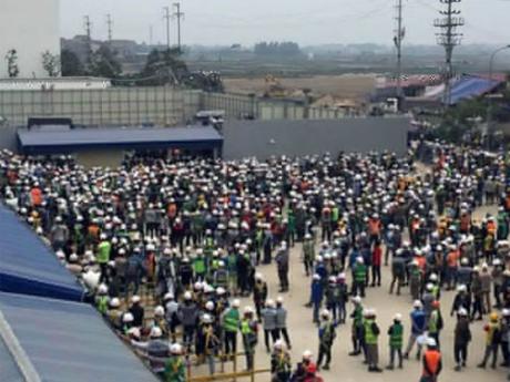 Construction workers riot at Samsung, Vietnam 