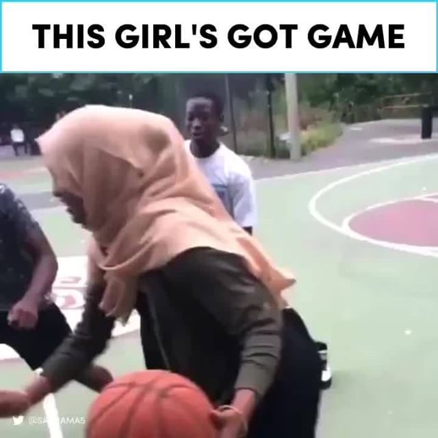 A video of Jamad Fiin scoring a basket in her headscarf has gone viral.