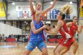 Bendigo's Heather Oliver wrestles for the ball with Perth's Sami Whitcomb on Sunday. 