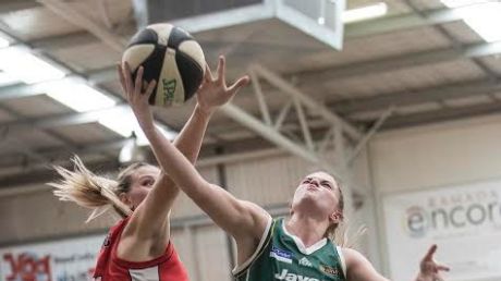 Dandenong's Aimie Clydesdale drives to the basket against Perth's Carley Mijovic. 