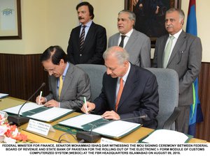 Federal minister for finance, senator MOHAMMAD ISHAQ DAR witnessing  the MOU signing ceremony between federal board of revenue and State Bank of Pakistan for the rolling outof the elecronic I-form module of customs computerized system (WEBOC) at the FBR headquarters Islamabad, Pakistan