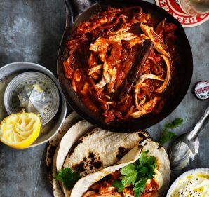 Chicken tinga with tortillas