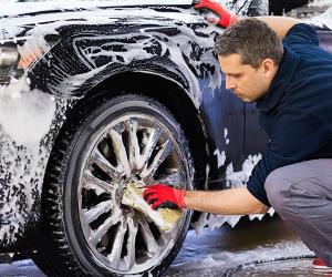 Washing car, paying attention to the rims | Nejron Photo/Shutterstock.com