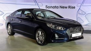 Hyundai Motor today unveiled its updated Sonata model, showing the flagship sedan for the first time at the ...