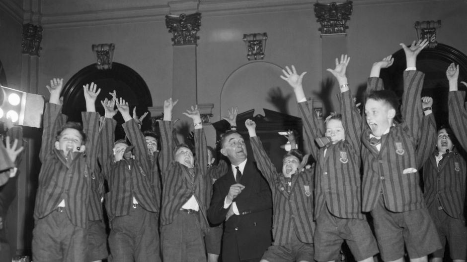 Visiting New Zealand schoolboy rugby union footballers, perform the Haka for the Sydney Lord Mayor, Harry Jensen, at the ...
