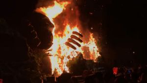 Footage shows the giant gorilla statue going up in flames at the Vietnamese movie premiere. 