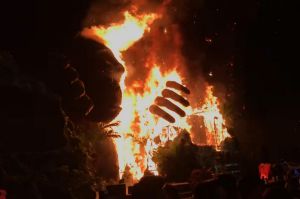 Footage shows the giant gorilla statue going up in flames at the Vietnamese movie premiere. 