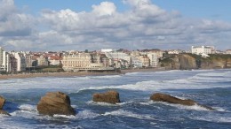 La ville de Biarritz en bord de mer