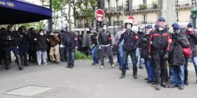 CGT stewards alongside French riot police.