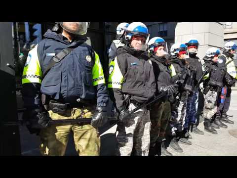 Marche pour la liberté,Montréal.Les antifas lancent des projectiles