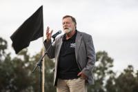  Jack Thompson addresses crowd at the Lorrkkon ceremony