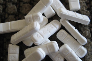 File: A handful of 2 milligram Xanax pills against a textured background. American jails are risking prisoners' lives through benzodiazepine withdrawal. (Flickr / Dean)