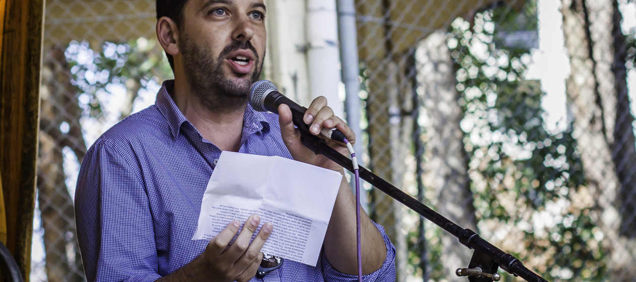 Antony Loewenstein speaks at a rally in New South Wales, Australia on May 18, 2014. (Flickr / Claudio Accheri)