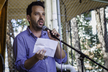 Antony Loewenstein speaks at a rally in New South Wales, Australia on May 18, 2014. (Flickr / Claudio Accheri)