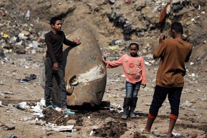 Colossus unearthed in Cairo slum