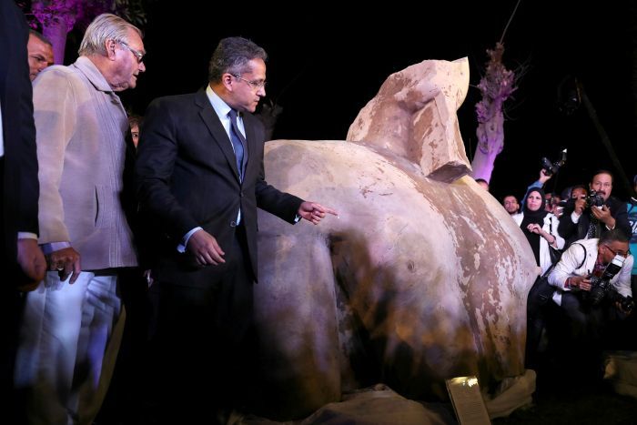 Prince Henrik and Khaled el-Anani stand next to colossus