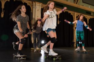 Dancers and young skaters have worked on the production. 