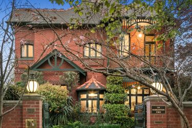 Malvern East mansion discounted by $2 million, sells for more than $6 million at auction