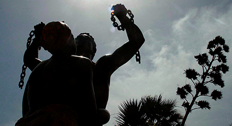  نصب تذكاري احتفاءً بالقضاء على الرق في جزيرة غوريه الواقعة قبالة سواحل داكار، في السنغال © الوكالة الأوروبية للصور الصحفية/بيار هولتز