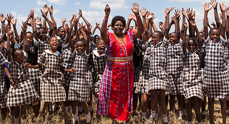  Priscilla Nangurai a établi un centre d'éducation au Kenya avec l'argent de sa retraite, qui accueille des filles qui ont échappé à la mutilation génitale féminine. © EPA / DANIEL IRUNGU