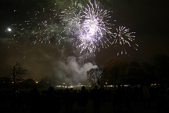 Photos of the fireworks show at Brockwell Park, Herne Hill and Brixton, November 5th 2009