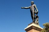 Adelaide 001120 AFR photo TAMARA VONINSKI Tourists at the statue of Colonel William Light who wsa the first surveyor ...