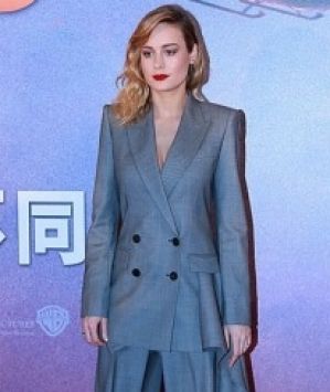 I jadorbs this modern-take-on-Katherine-Hepburn suit by Alexander McQueen. Brie Larson has the je ne sais quois to pull ...