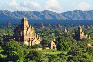 View over Bagan's temples from Sulamani Pagoda.