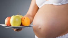 Put down the ice chips: eating in labour may actually be beneficial. 