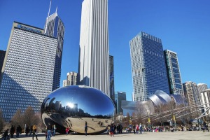 Cloud Gate sculpture with tourists in Millenium park.