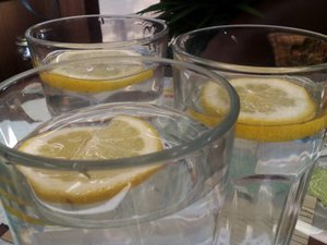 Lemon slices are often placed on service water in restaurants.