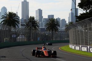 The season-opening grand prix will stay in Melbourne despite overtures from Sydney to share the event. 