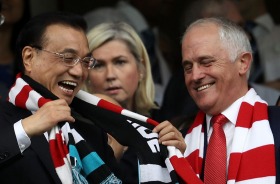 Chinese Premier Li Keqiang and Prime Minister Malcolm Turnbull share a joke at the Sydney Cricket Ground. 