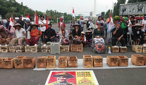 "Cementing Feet" in protest of the "Corporate Governor," Ganjar Pranowo in front of the Presidential Palace in Jakarta, March 13, 2017.