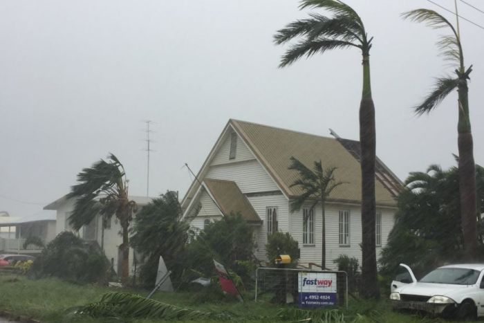 Thunderstorm hits bowen, rain falls over a house with its roof ripped off