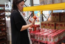 Maya Drummond says Foodbank meant she had enough to feed her daughter and herself (ABC News: Sarah Collard)