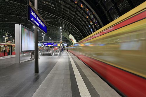 S-Bahn at Hauptbahnhof Berlin.JPG