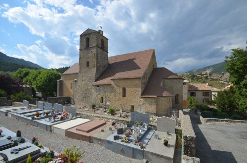 La cathédrale vue du sud-est ; les bâtiments canoniaux se développaient à l'emplacement du cimetière