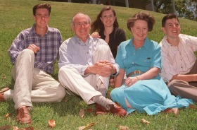 THE HOWARD FAMILY;961222;SUN-HERALD;PHOTO:JESSICA HROMAS THE HOWARD FAMILY POSE FOR A CHRISTMAS PHOTOGRAPH AT KIRRIBILLI ...