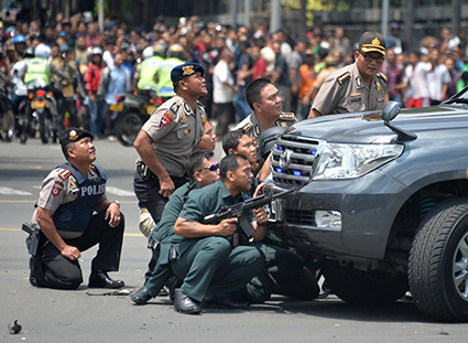 Indonesian police engage with the Jakarta attackers near Starbucks. Image: Tempo