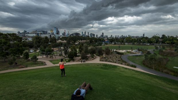 A cold front is expected to sweep over Melbourne bringing rain and dropping temperatures dramatically.