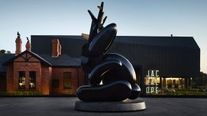 Jackalope is designed along a black theme. A lot of black.