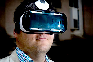 Stefan Pernar, president of the Australian Virtual Reality Industry Association and director of Virtual Reality Ventures, wears the latest release in VR technology. (ABC :Margaret Burin )