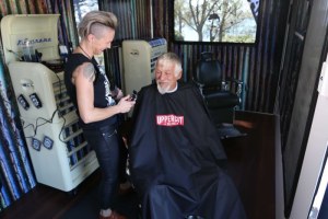 Danielle Hannah gives a haircut (ABC News: Meghna Bali)