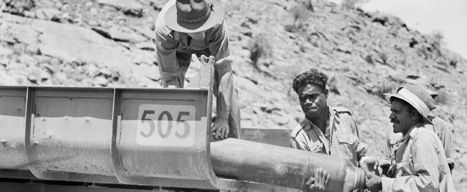 Image : Aboriginal men constructing a powerhouse at Alice Springs