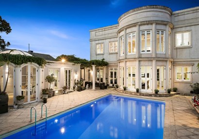 Shane Warne&#39;s ex puts her luxury pad up for sale