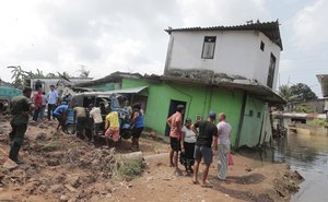 Sri Lankans affected by a garbage dump collapse salvage their belongings in Meetotamulla, on the outskirts of Colombo, Sri Lanka