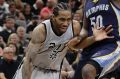 Spurs forward Kawhi Leonard drives to the basket.