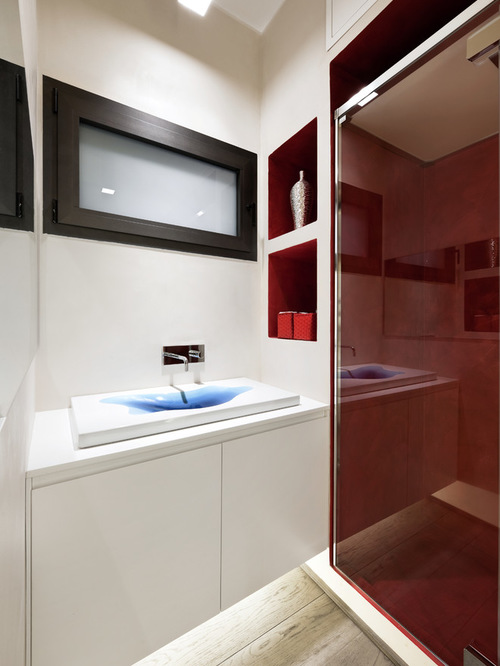 Idee per un piccolo bagno di servizio design con lavabo a bacinella, ante lisce, ante bianche, pareti bianche e pavimento in legno massello chiaro