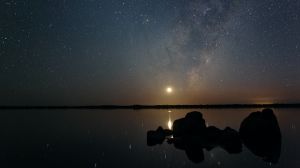 lake-norring-moon-and-milky-way-rise-1200